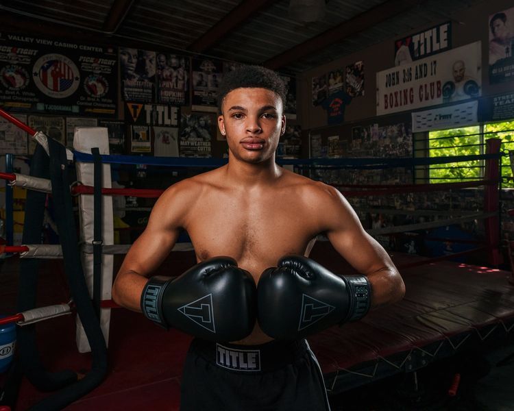 Боксерські рукавиці TITLE Boxing Vegan Gloves Black 14 oz (капа в комплекті) VGFBG 14 oz BK/BK фото